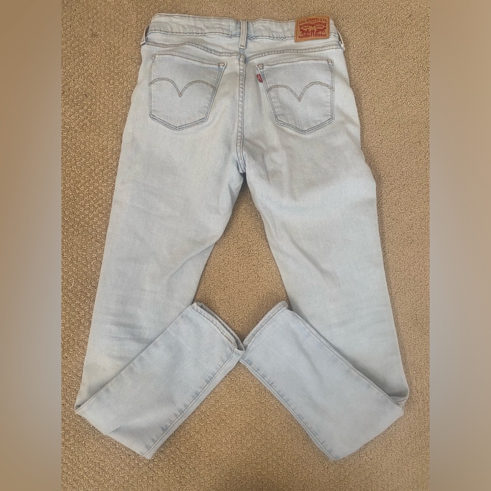 Light wash Levi’s size 28 skinny